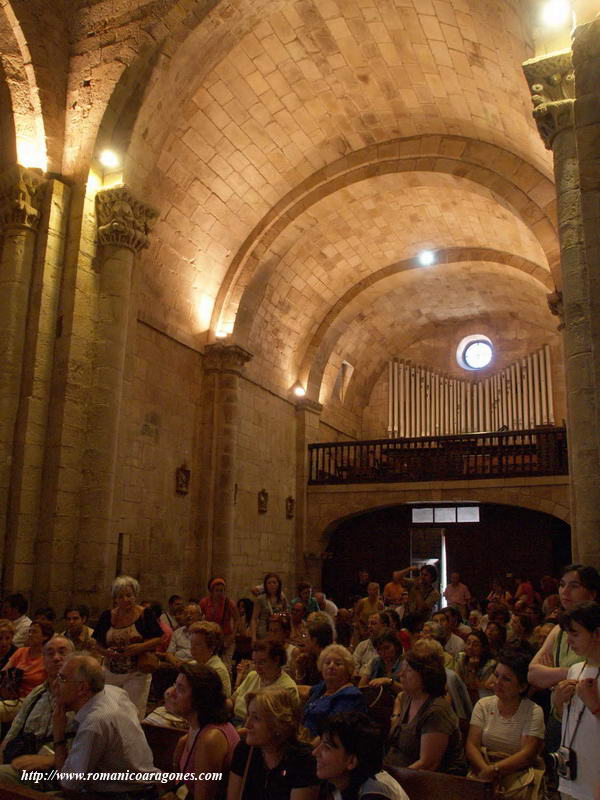 INTERIOR DEL TEMPLO HACIA LOS PIES